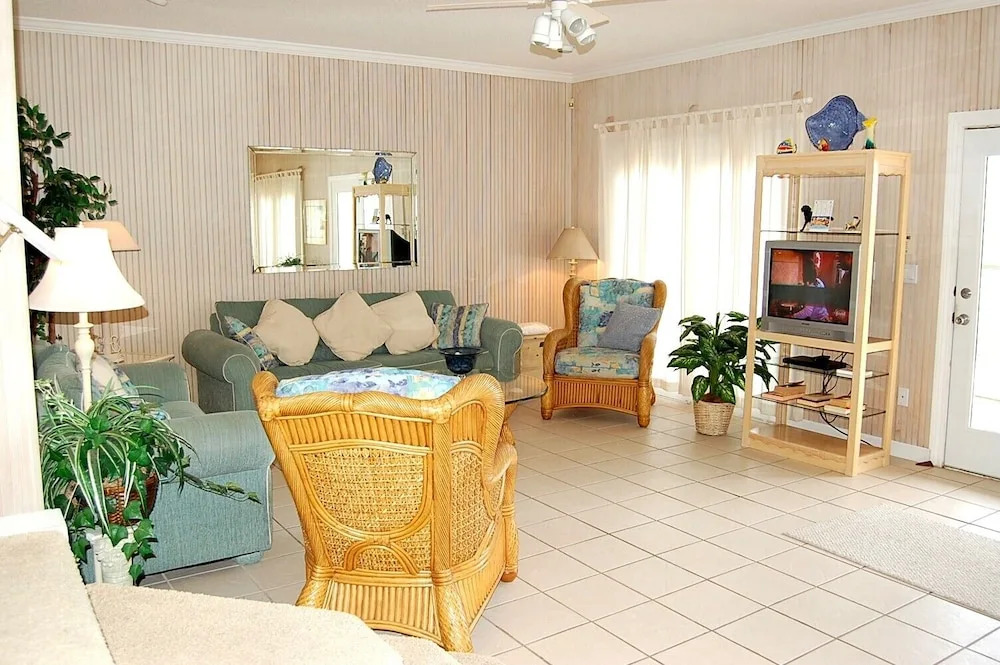 Hayley House Beachside 12 - Four Bedroom Vacation Home