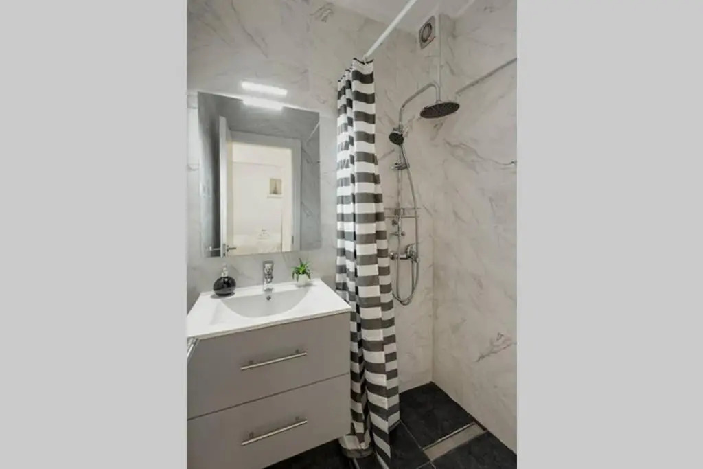 Spacious stylish studio up to 4ppl close to centre