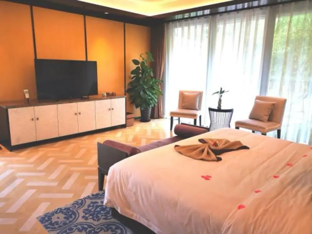 Slender West Lake Hot Spring Resort