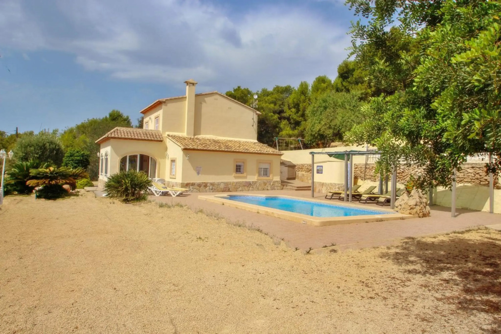 Estrelizia - pretty holiday property with garden and private pool in Calpe