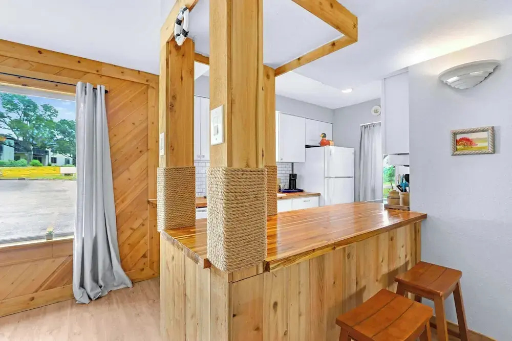 Charming Lakeside Condo - Moments to Lake Fun