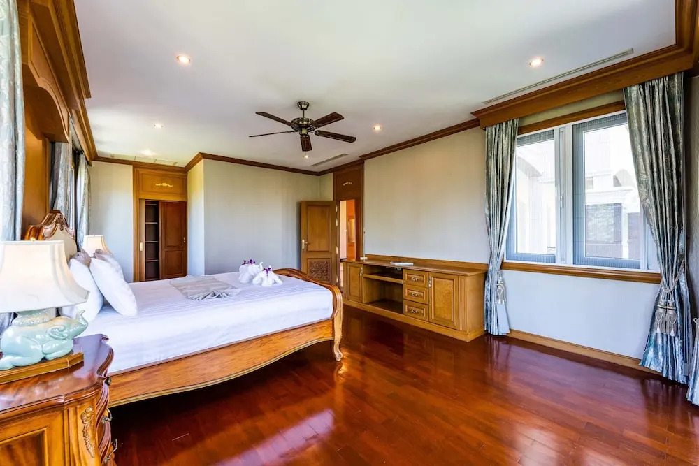 Luxury 6 Bed Mansion - CAS