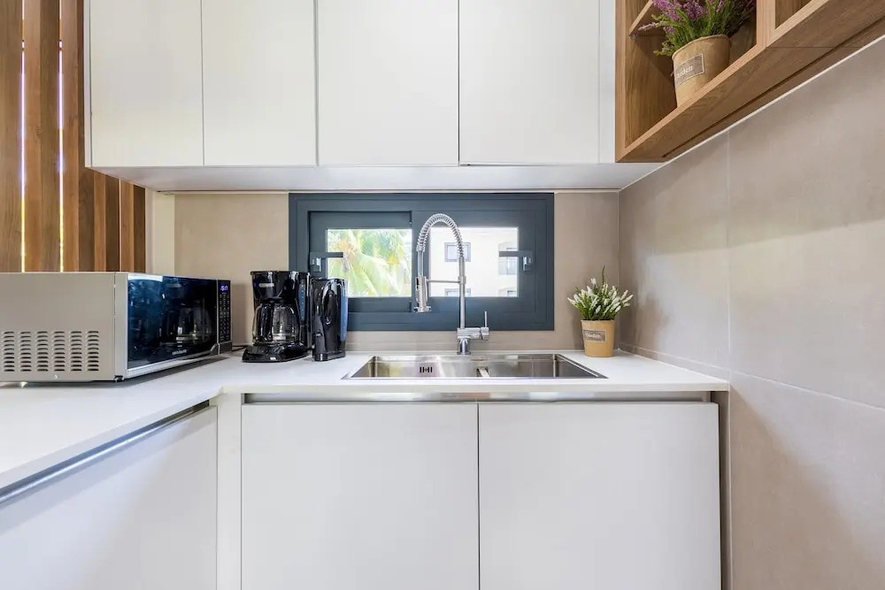 Chic 2BR Stay w Terrace Picuzzi 5 Min to Beach