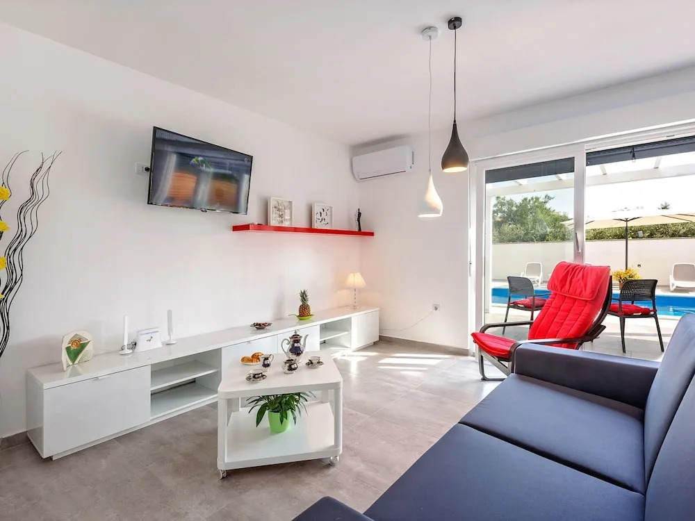 Elegant Villa With Swimming Pool in Pula Near Sea
