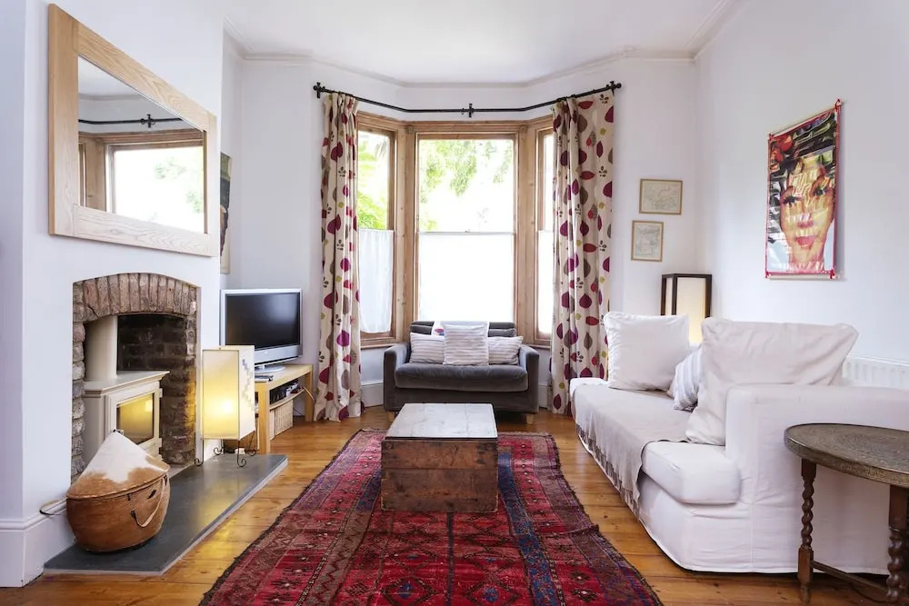 Veeve - Holloway Hideaway