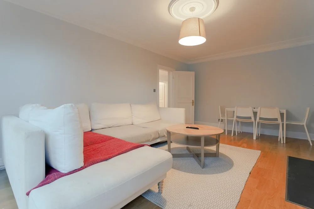 3 Bedroom House With Garden in Brondesbury