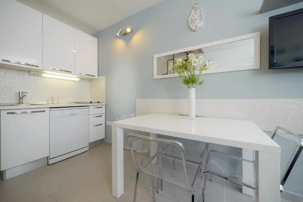 Top Location! Beach & Center Apt 4