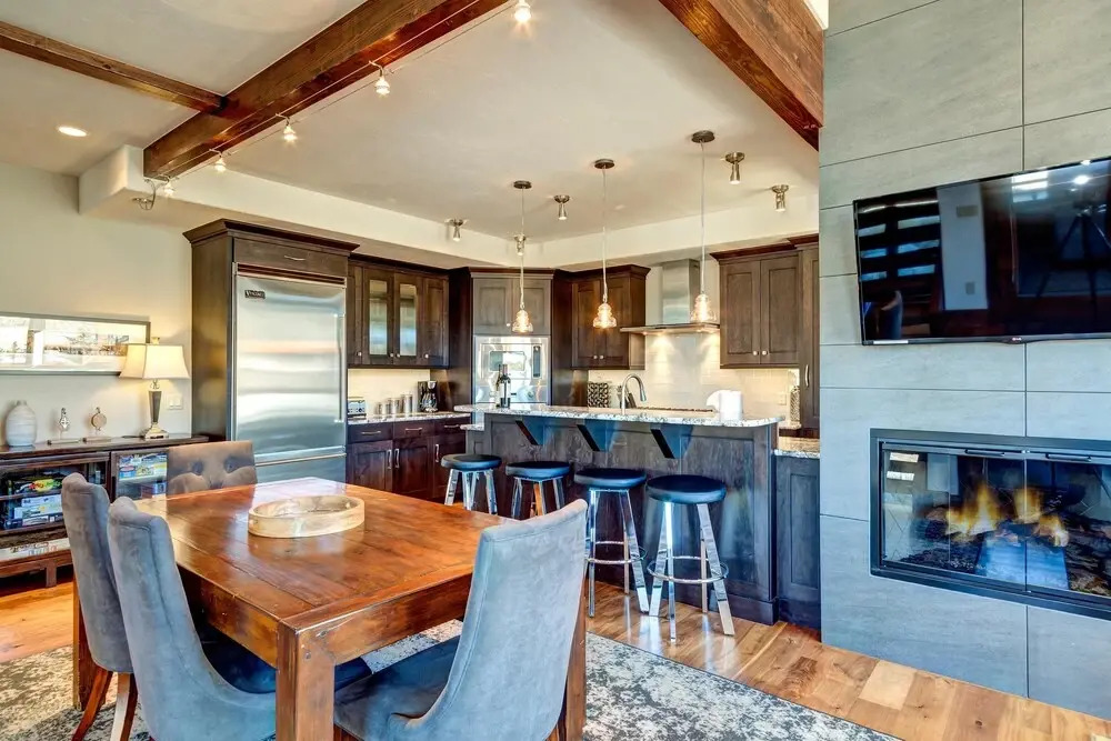 Stunning Home Main st. Walk Everywhere! Sleeps 12!