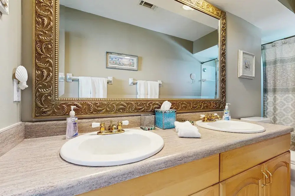 Walk to the Sand! Ocean-view Galveston Townhome