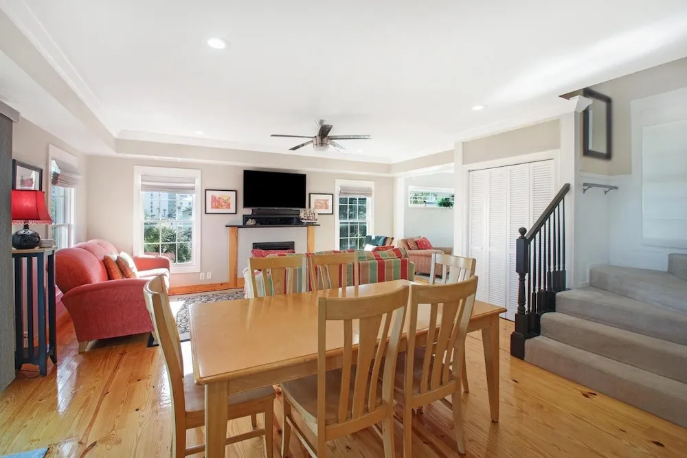 Hot Sand 4 Bedroom Home by RedAwning