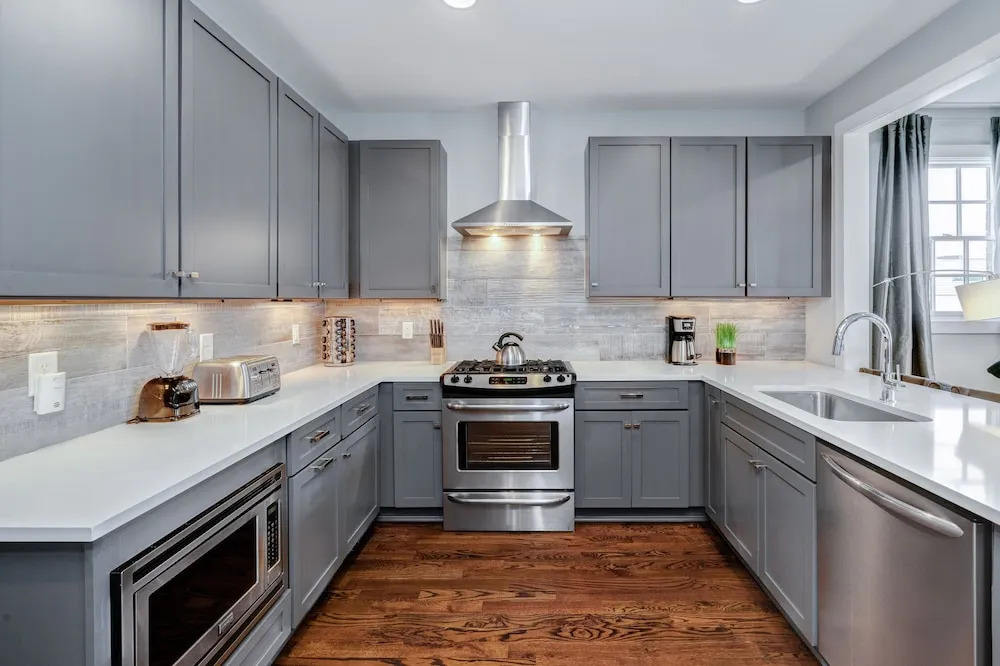 Skyline View - High-End Home, 2 Vibrant Districts by RedAwning