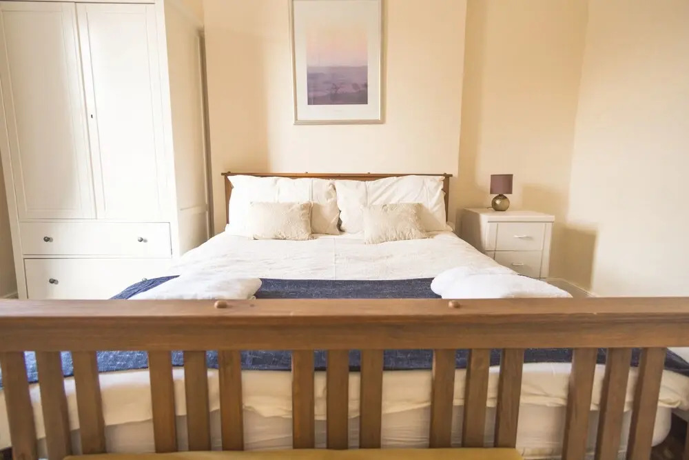 Three Bedroom Apartment Next To Pub
