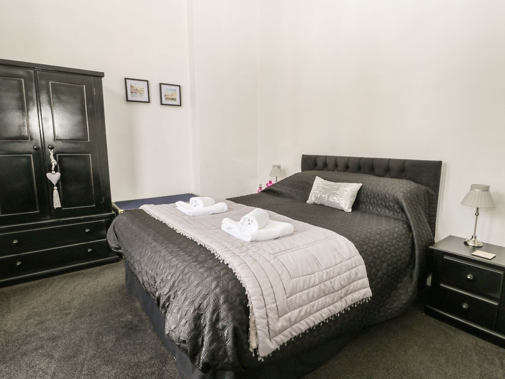 Esplanade Gardens, Apartment 1