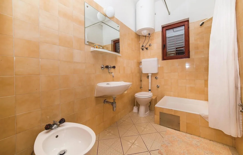 Stunning Apartment in Okrug Donji With 3 Bedrooms and Wifi