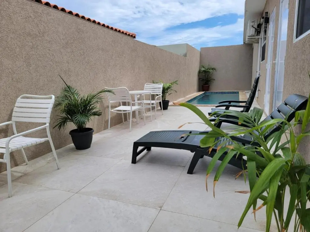 1 Bed Apartment Sleeps 2 - Pool, Parking, Wifi