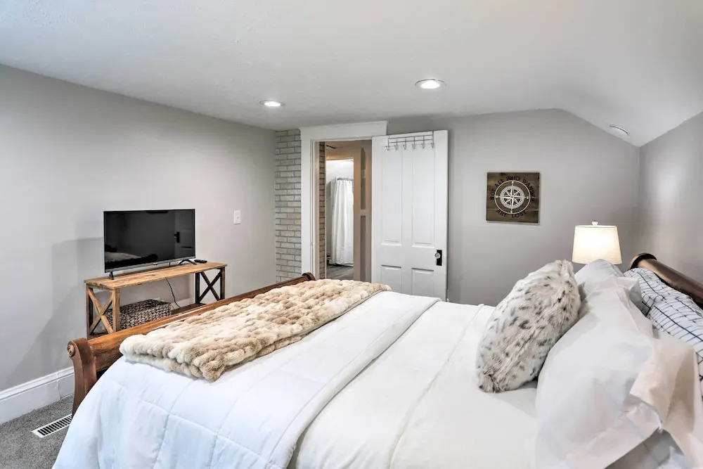 Pet-friendly Home - 1/2 Mi to Downtown Willoughby!