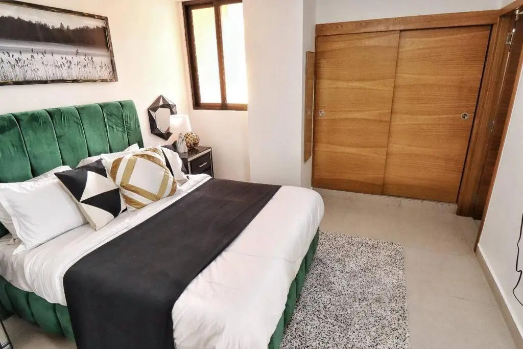 Sleek 1-Bedroom Condo w/Rooftop Hot tub in Gazcue