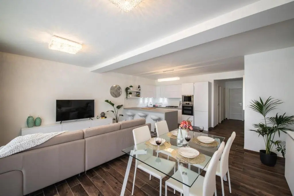 Electra Residence - Luxury Central Beachview Apartment