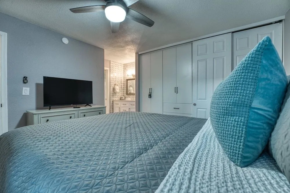 2BR Sleeps 6 Pool BBQ Gym Hot Tub & Bar Hopping!