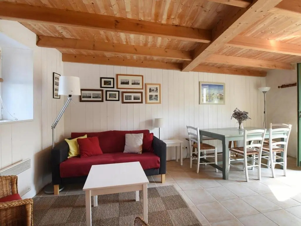 Maison de Charme avec Cour, 2 Chambres, Cuisine Équipée, Proche Village St Clément des Baleines - FR-1-434-74