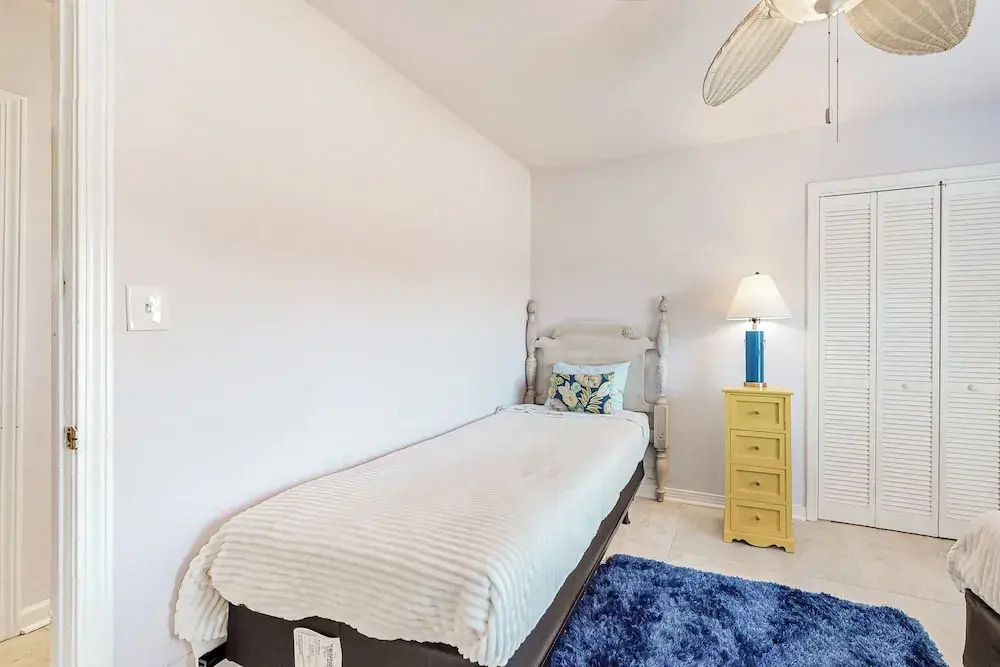 3BR Next to Park w/ Large Yard, AC & W & D