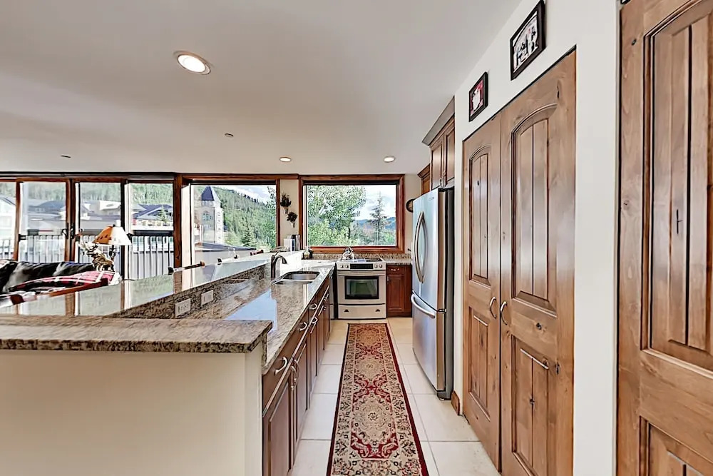 710wliop 3 Bedroom Condo