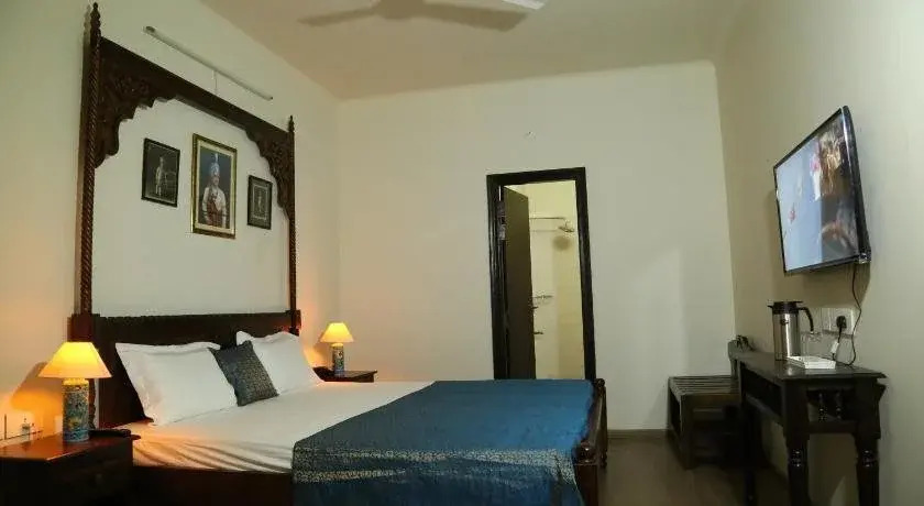 Saket Inn