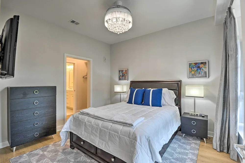 Chic Condo w/ Balcony in the Heart of Annapolis!