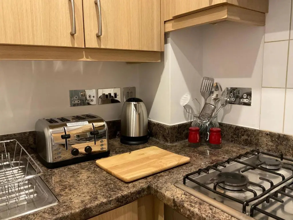 Modern 2 Bed Apt in Egham High Street, with private parking and Wifi