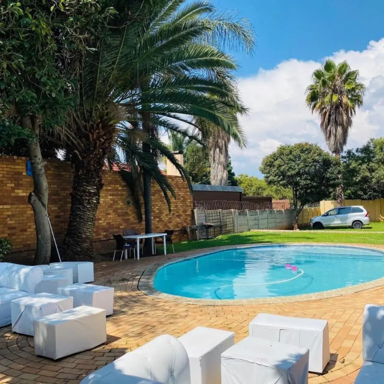 Selina Airport Lodge #Emzini