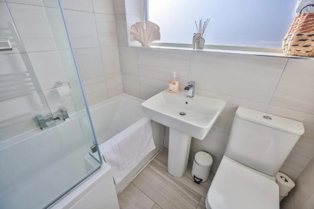 Modern 3-Bed House with Parking - Sleeps 7!