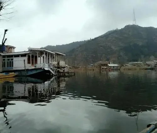 Houseboat Shamus Maqbool