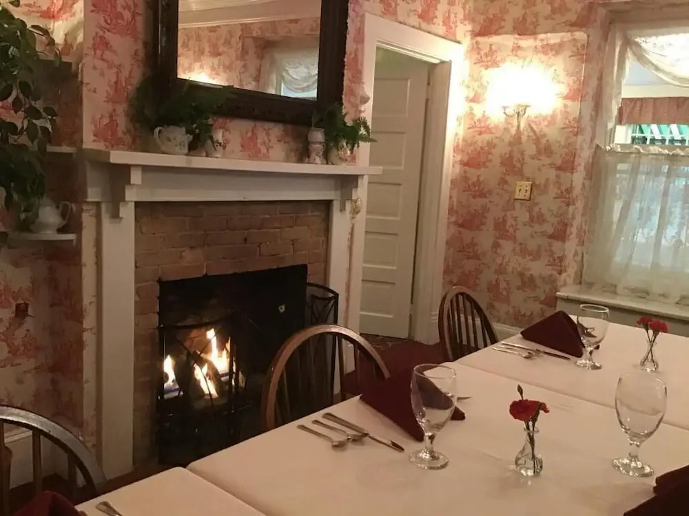 Red Rocker Inn