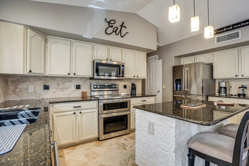 Game Room, Backyard Oasis! Glendale Group Getaway