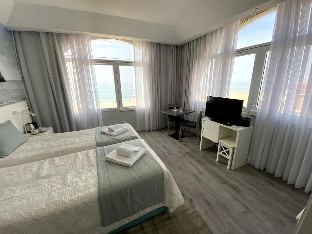 Golden Beach Guest House & Rooftop Bar