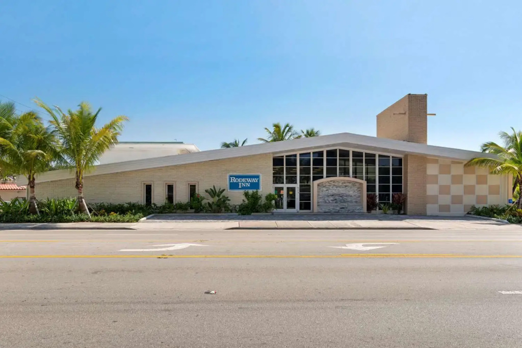 Downtown Hollywood Gardens Inn & Suites