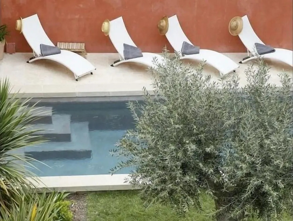 La Maison Rouge dUzes B&B