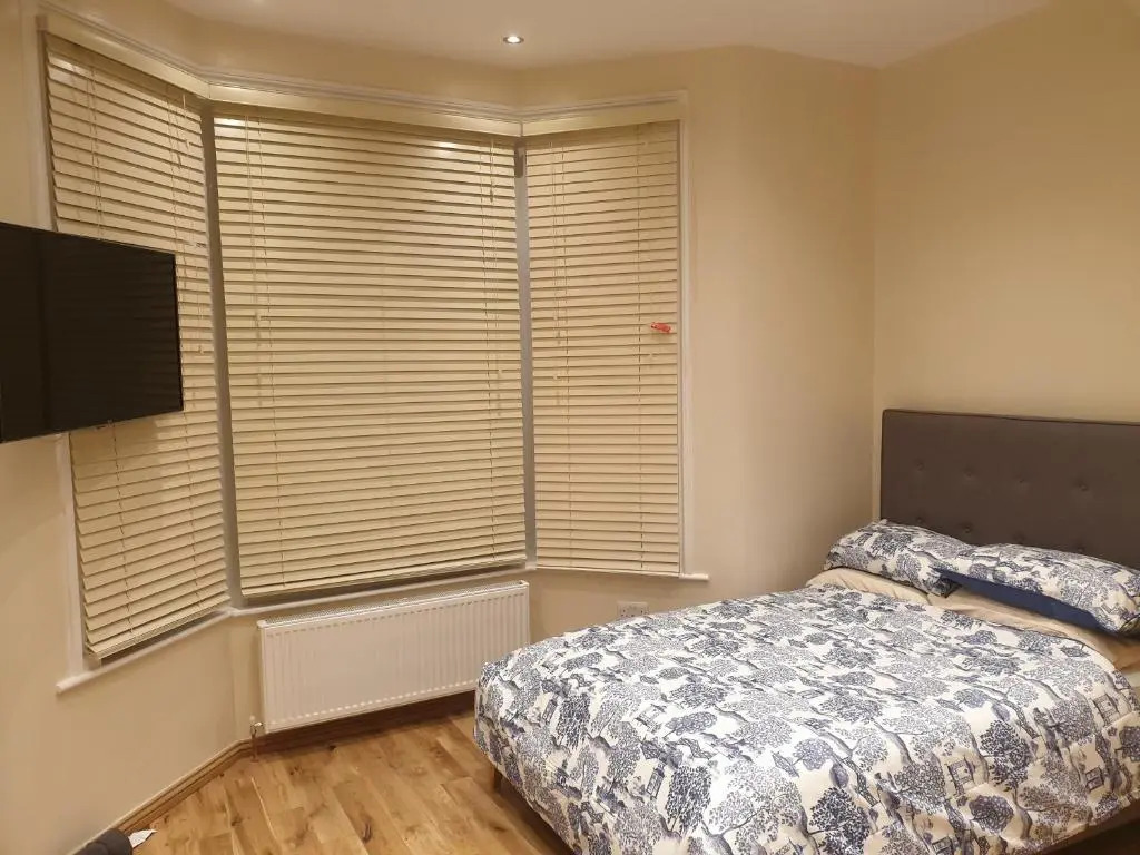 London Luxury Apartments 5 min walk from Ilford Station, with FREE PARKING FREE WIFI