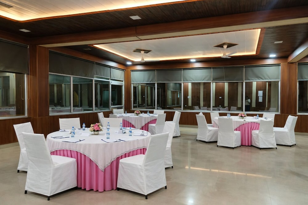 The Pine Oak Resort
