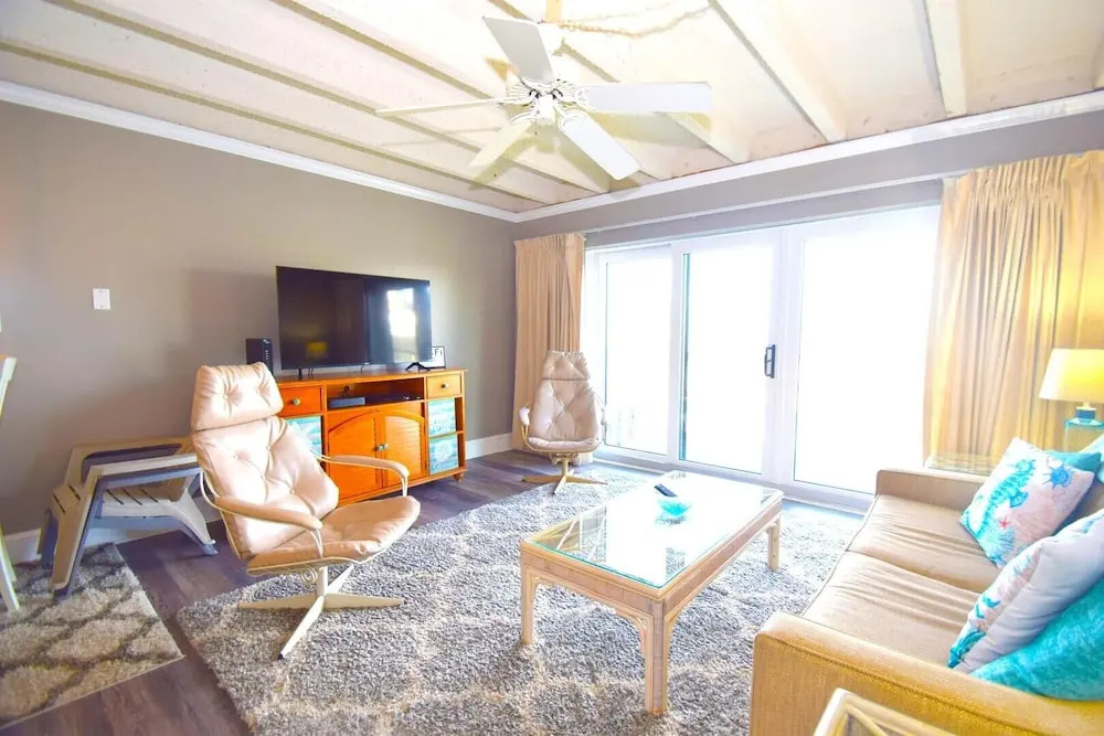 Jada 4H 1 Bedroom Condo by RedAwning