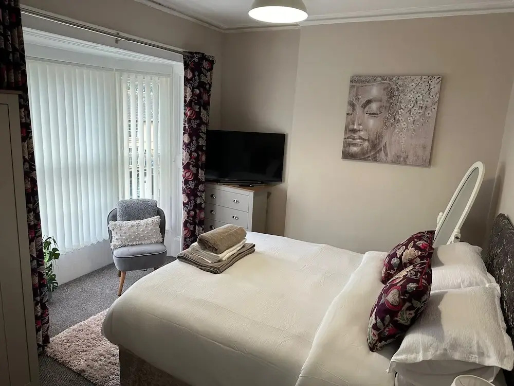 3 Bed Flat - Sleeps 6 - Parking - Wifi
