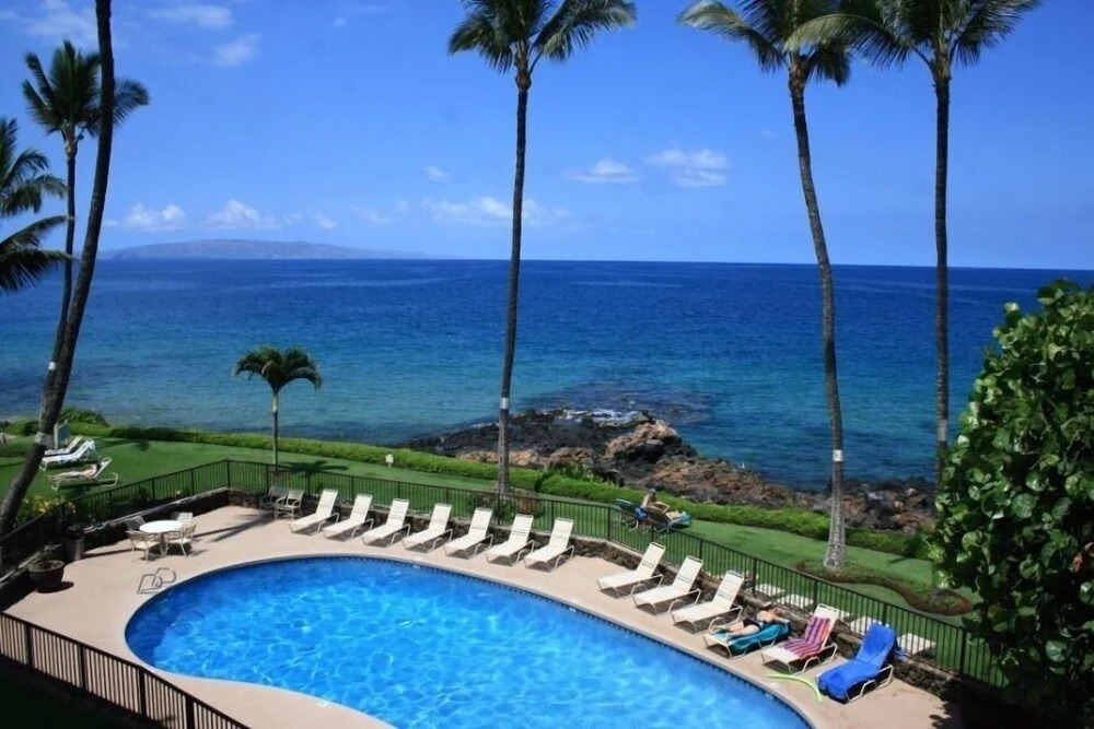 Royal Mauian, #302 3 Bedroom Condo by RedAwning