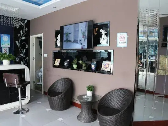 Aike 100 Theme Hotel (Qingdao Chongqing North Road Liuting Subway Station)