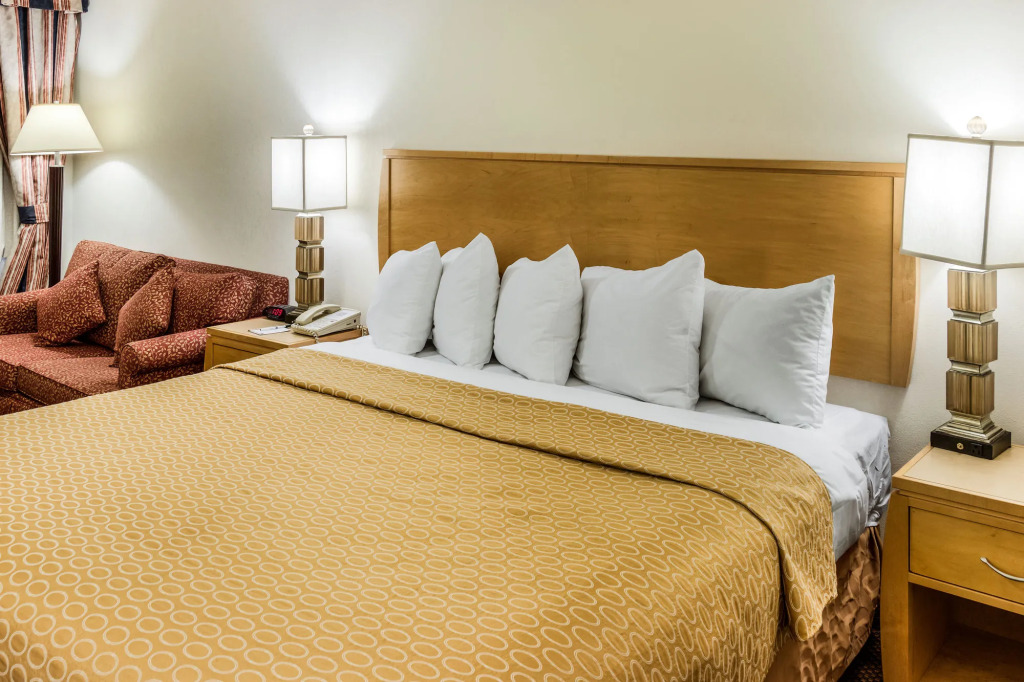 Desert Sands Inn & Suites