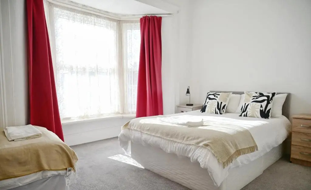 Shirley House 1, No-Frills Guest House, Self Catering, Smart Lock Check-in, Kitchen, Washer, Dryer, Great for Contractors