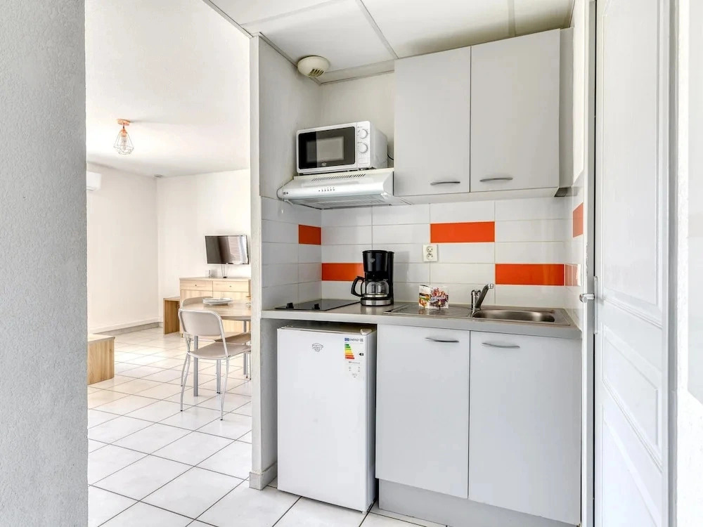 AC Apartment With Pool View for 4