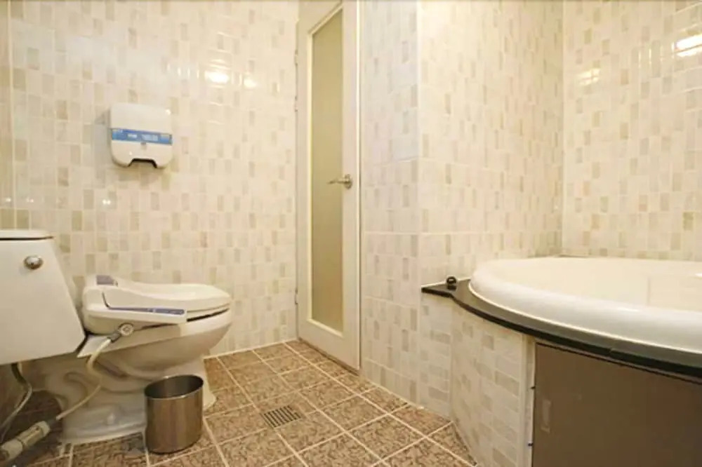 Two Be In Tourist Hotel