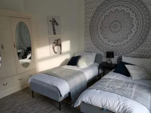 Corner House, Sleeps 8 in 4 Bedrooms, near train station, Great Value