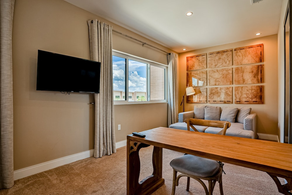 Modern Villa With Patio, Grill, Central AC, Wifi, Shared Pool, Tennis, & gym