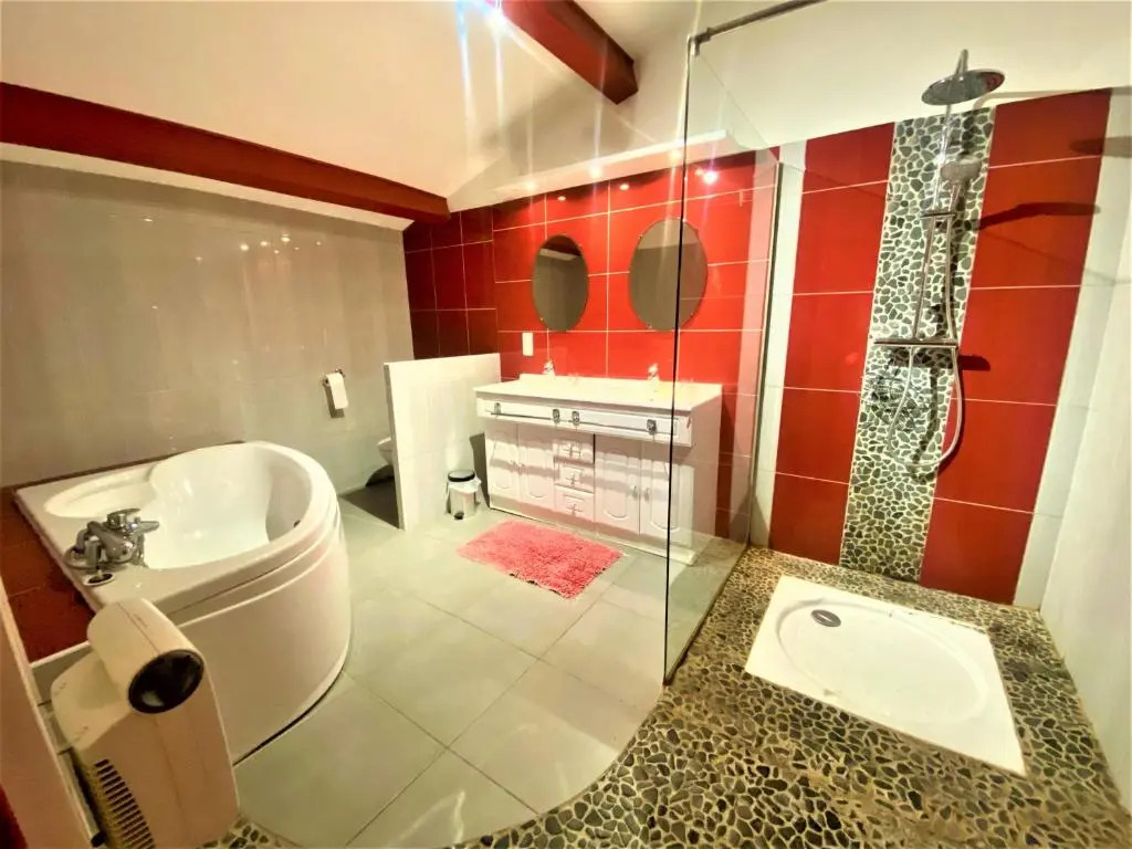 Gîte et chambre d'hôtes LE MERCOIRE, piscine chauffée et jacuzzi